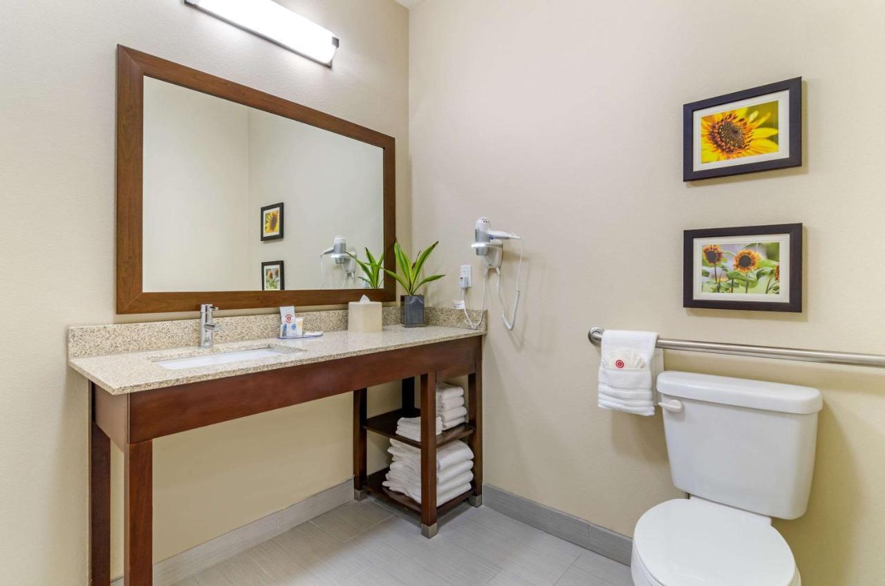 Comfort Inn & Suites Salina North Екстериор снимка