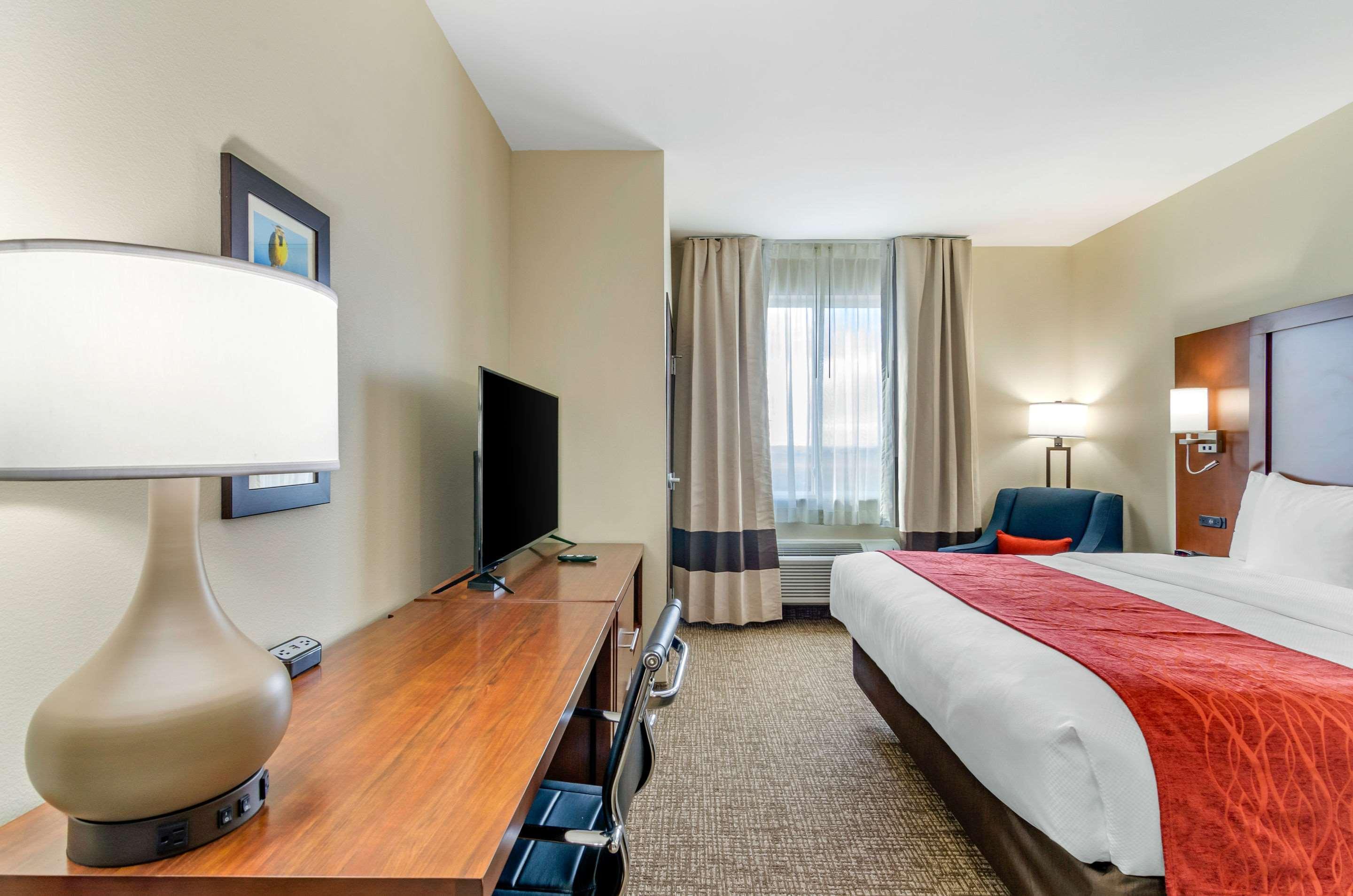 Comfort Inn & Suites Salina North Екстериор снимка