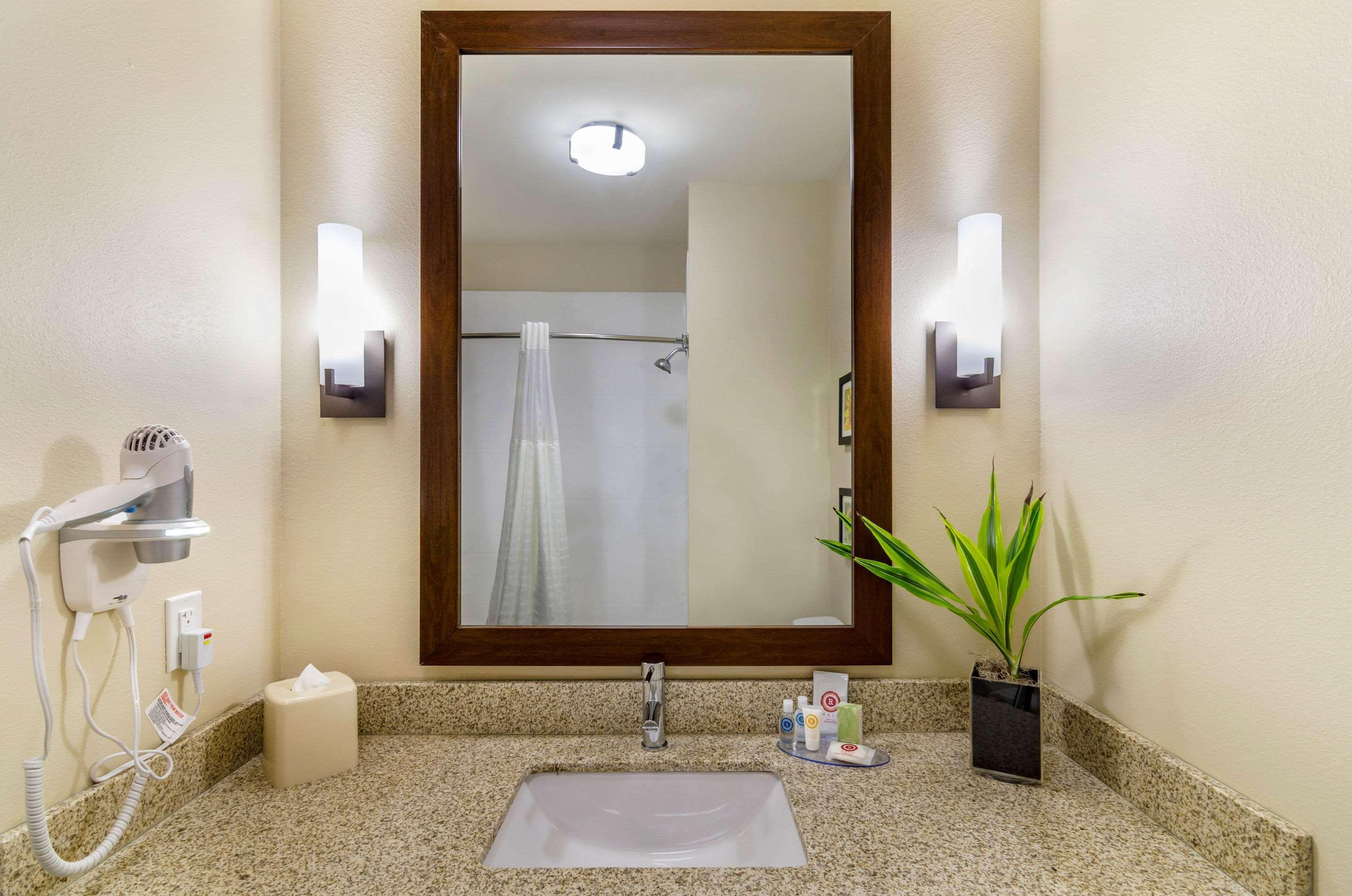 Comfort Inn & Suites Salina North Екстериор снимка