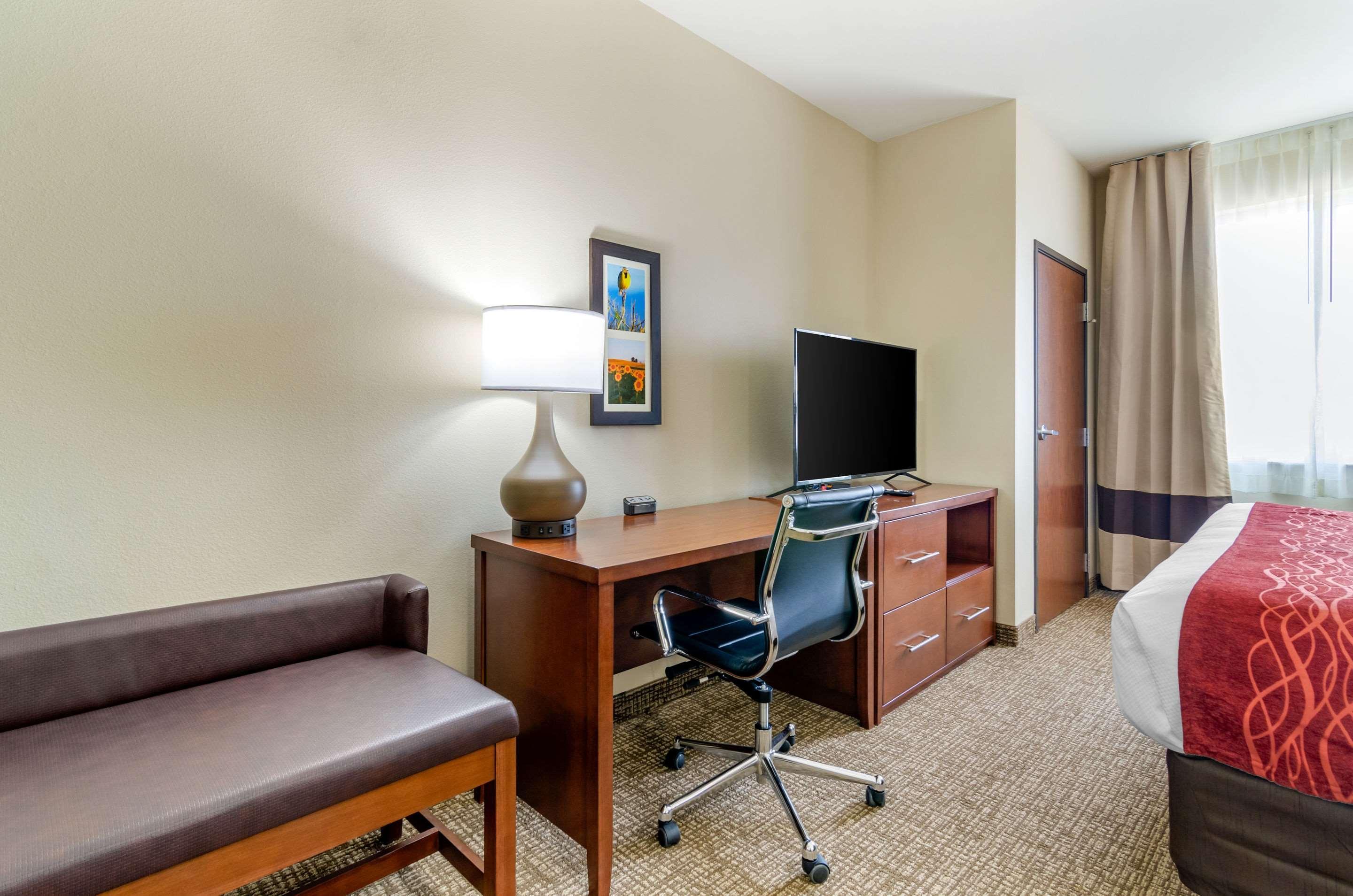 Comfort Inn & Suites Salina North Екстериор снимка