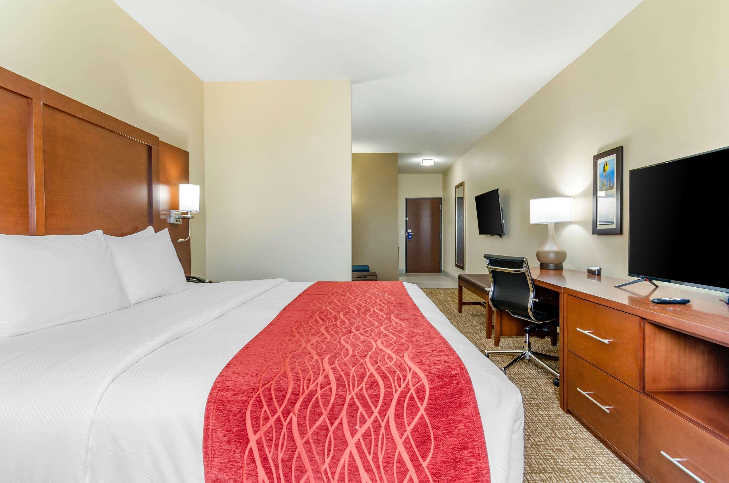 Comfort Inn & Suites Salina North Екстериор снимка