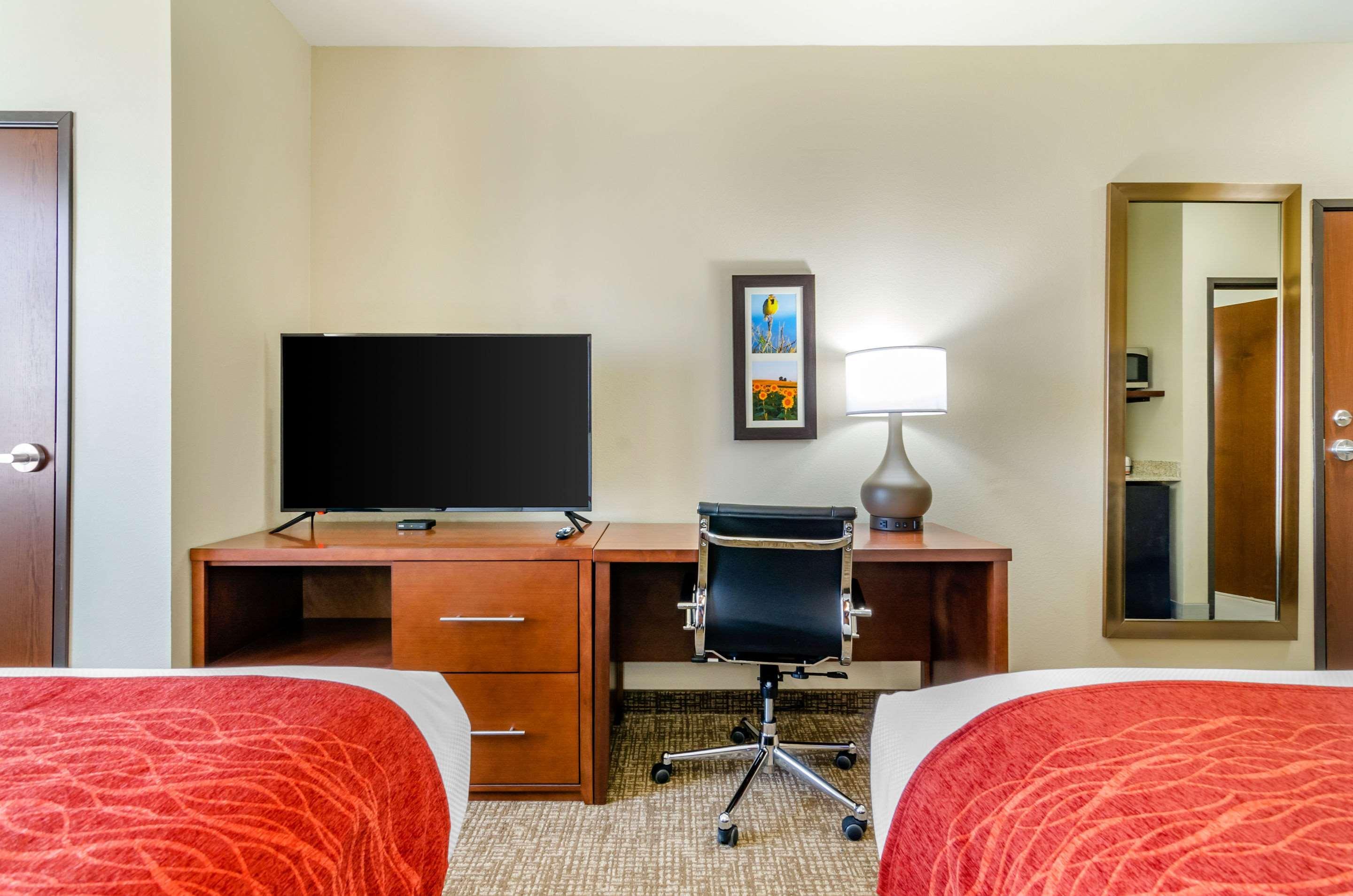 Comfort Inn & Suites Salina North Екстериор снимка