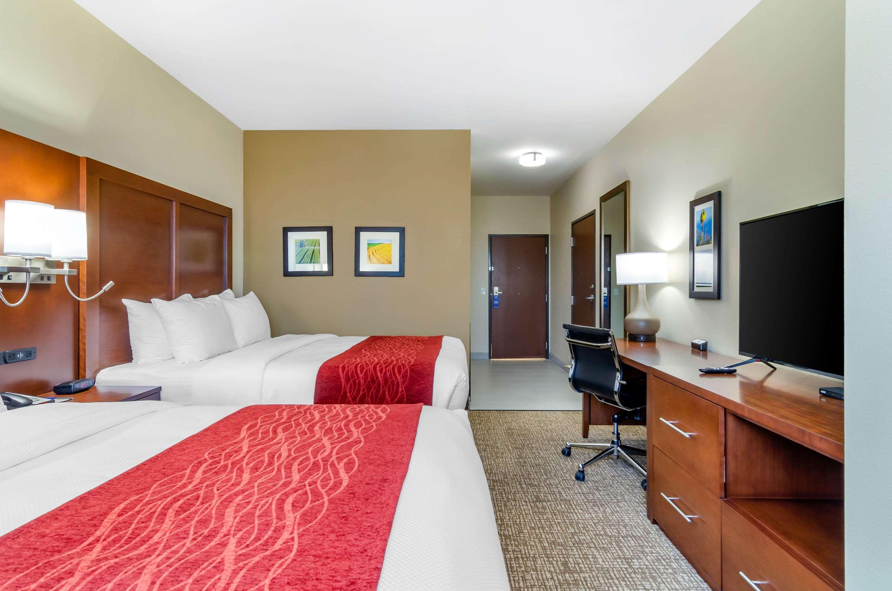 Comfort Inn & Suites Salina North Екстериор снимка