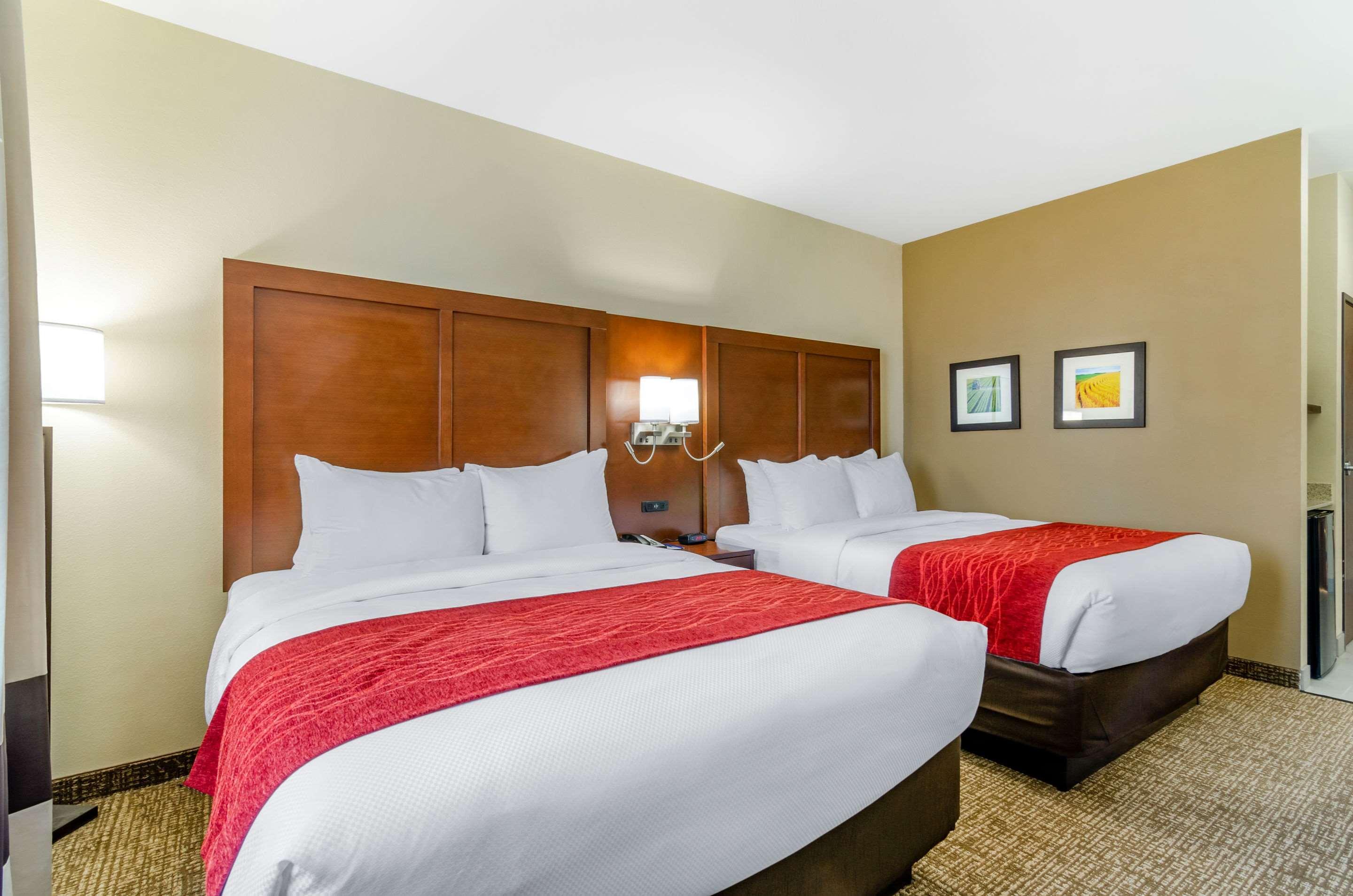 Comfort Inn & Suites Salina North Екстериор снимка