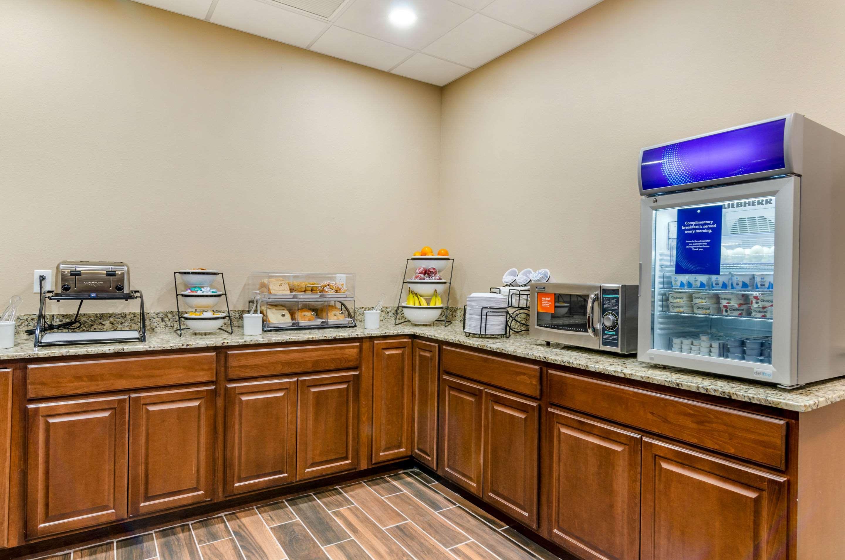 Comfort Inn & Suites Salina North Екстериор снимка