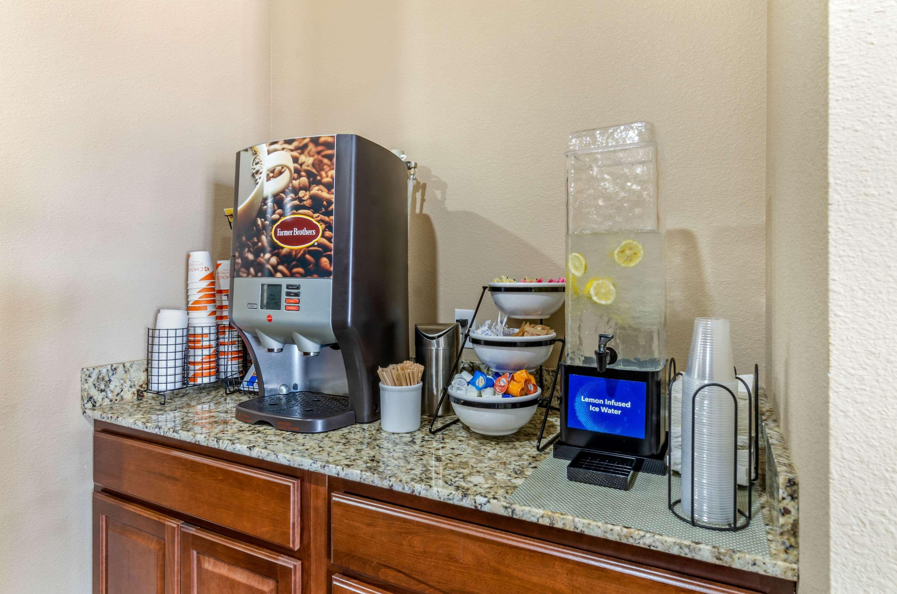 Comfort Inn & Suites Salina North Екстериор снимка